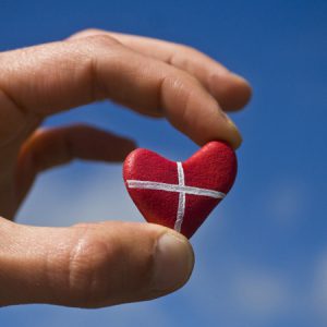 Urlaub mit Hund in Dänemark, Dänische Flagge auf herzförmigem Stein