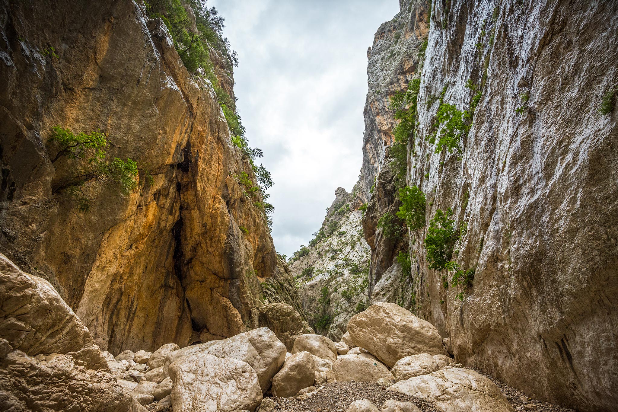 14|05|2018 – Gewaltige Felsen in der Gola di Gorrupu