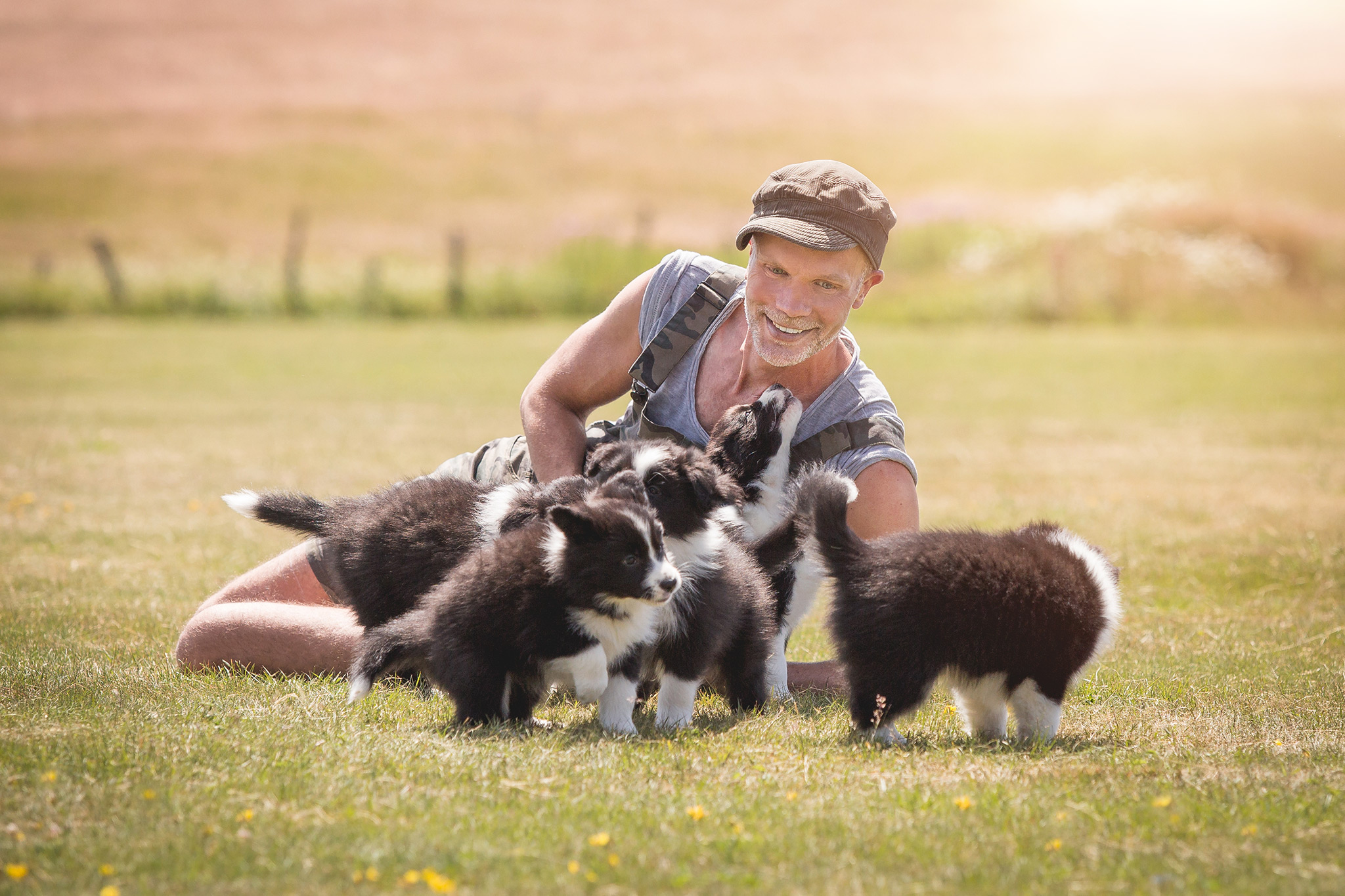 Border Collie Züchter Johannes Willwacher mit seinen Border Collie Welpen