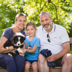 Border Collie Welpe am Tag der Abholung mit neuem Besitzer