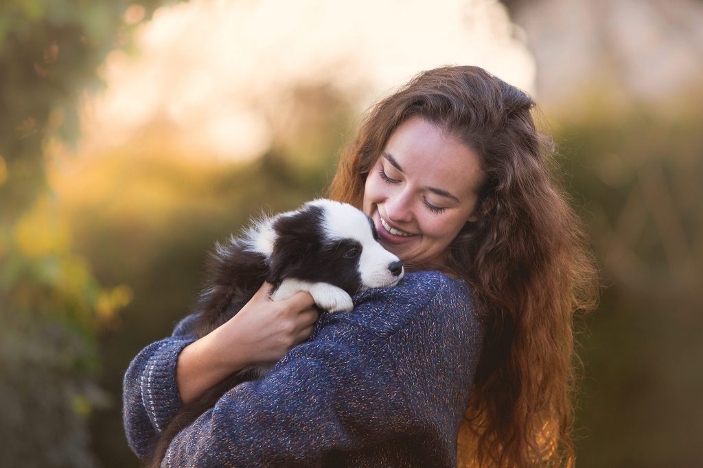 Schauspielerin Raffaela Kraus mit einem Border Collie Welpen