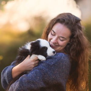 Schauspielerin Raffaela Kraus mit einem Border Collie Welpen