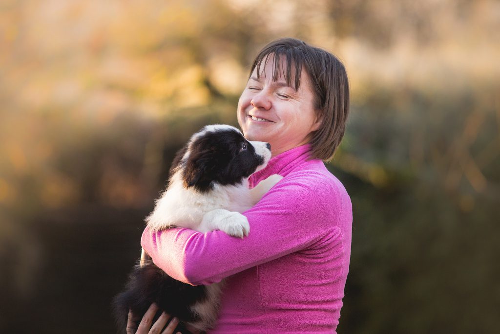 Milana Stupkova mit ihrem Border Collie Welpen