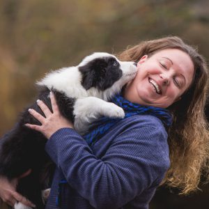 Frau mit einem Border Collie Welpen