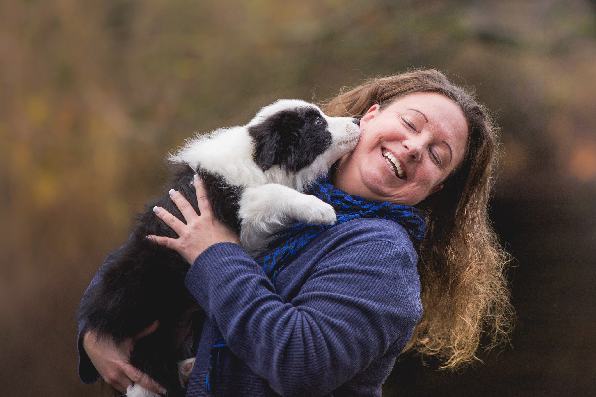 Frau mit einem Border Collie Welpen