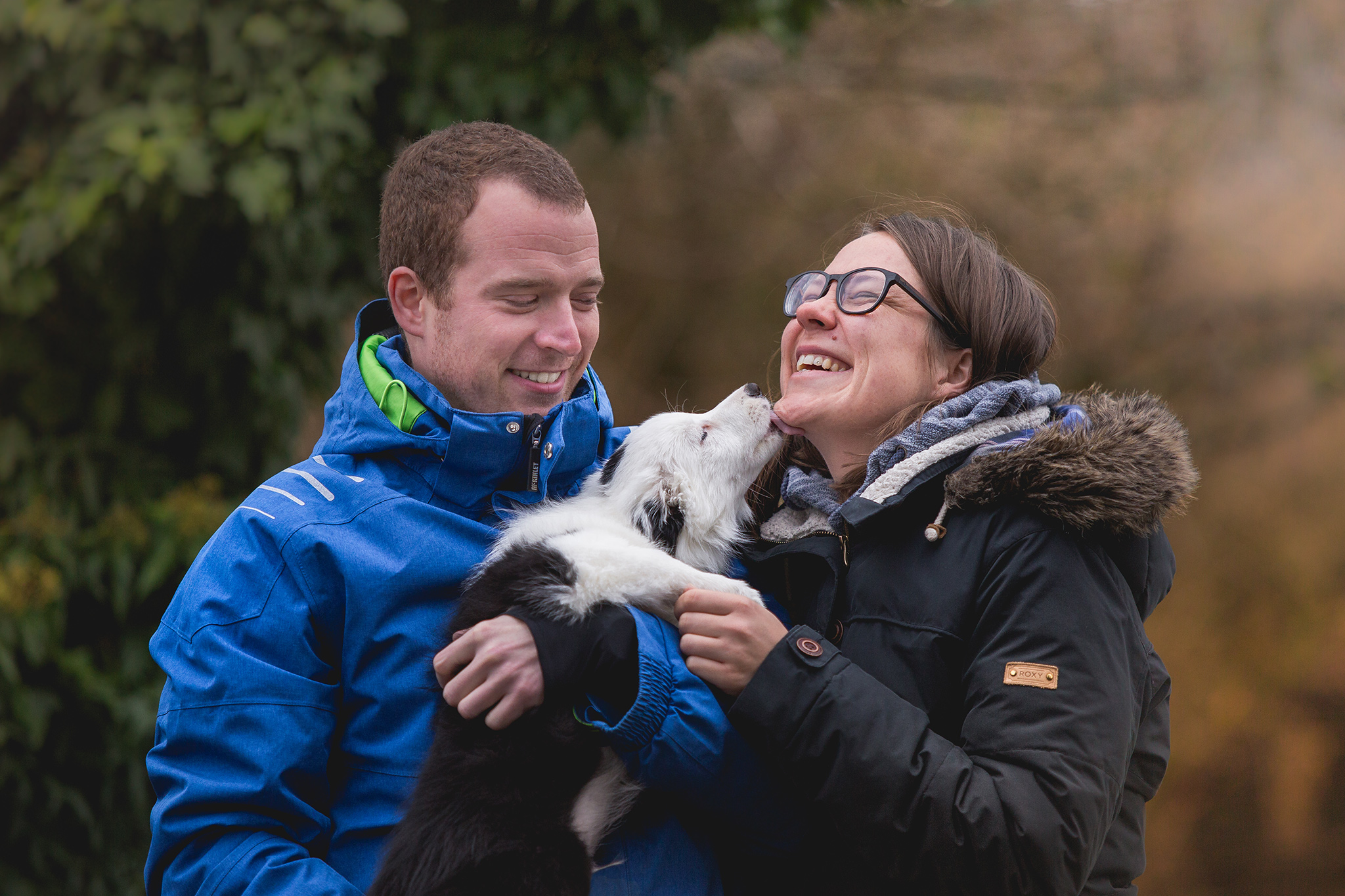 Junges Paar mit einem Border Collie Welpen