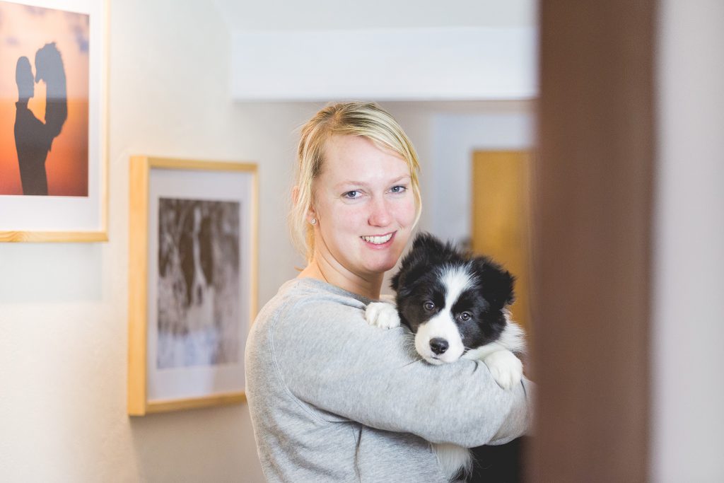 Frau mit Border Collie Welpen