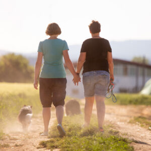Lesbisches Paar mit zwei Border Collies