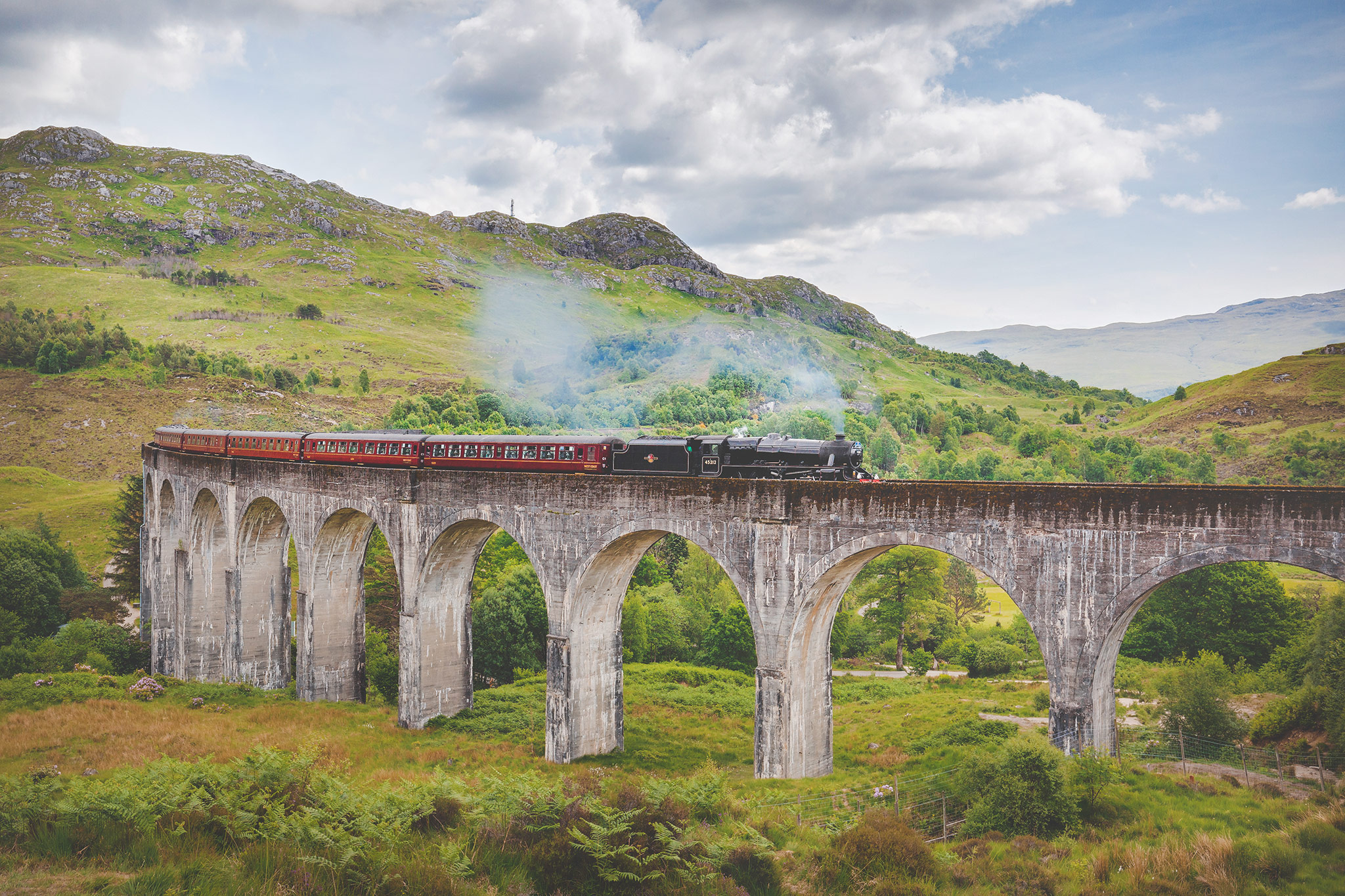 Glenfinnan Viaduct mit dem Jacobite Steam Train