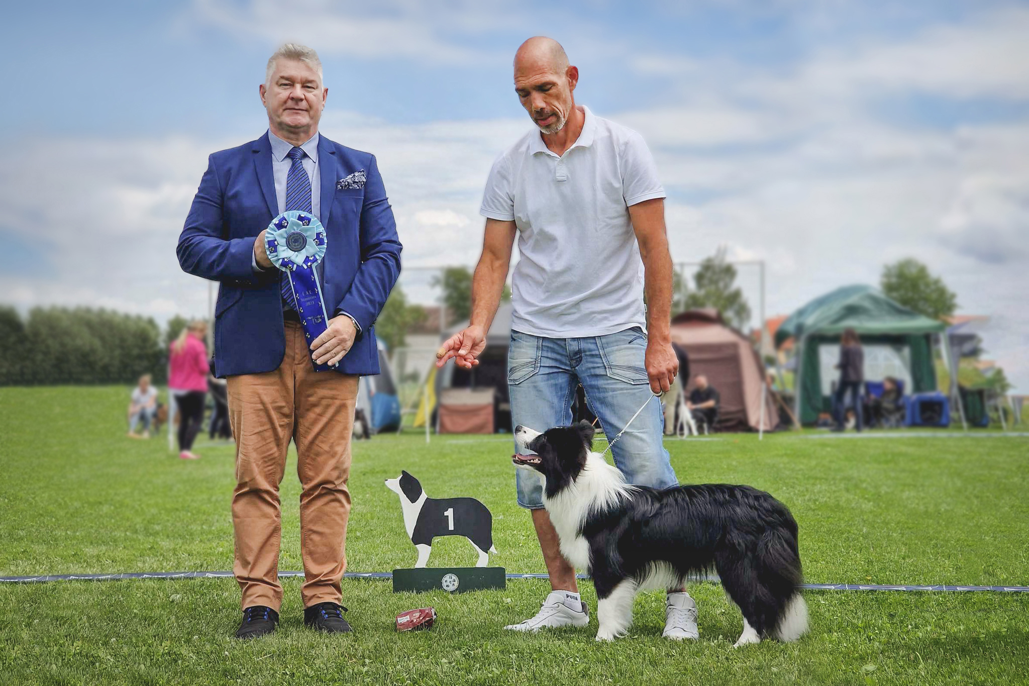 Richter Szolt Bíró aus Ungarn mit einer schwarz-weißen Border Collie Hündin auf der CAC Vierkirchen 2023