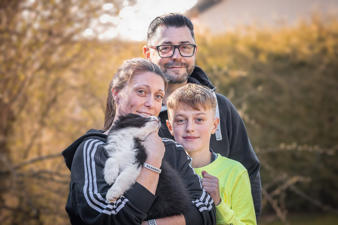 Border Collie Welpe am Tag des Auszugs beim Züchter mit seinen neuen Besitzern