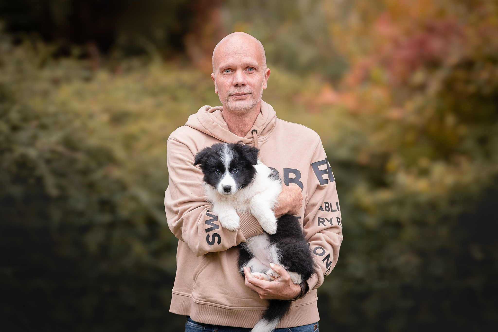 Johannes Willwacher hält einen Border Collie Welpen